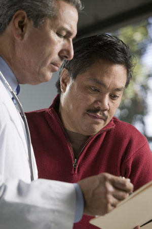 Hombre hablando con un médico.